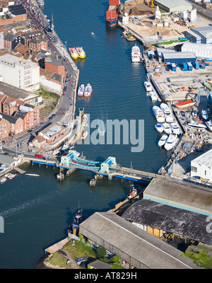 Luftaufnahme von Poole Aufhebung-Brücke und der Kanal führt zum Hafen. Poole Quay und Boote. Dorset. VEREINIGTES KÖNIGREICH. Stockfoto