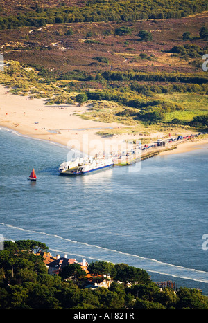 Luftaufnahme der Kette-Link-Fähre, die am Eingang zum Hafen von Poole zwischen Sandbänken und Shell Bucht überquert. Dorset. UK Stockfoto