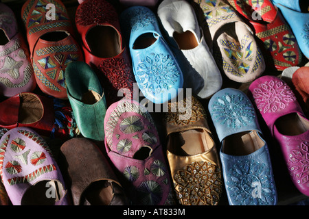 Marokkanische Hausschuhe zum Verkauf an einem Stall in einem Souk, zentrale Medina, Marrakesch, Marokko. Stockfoto