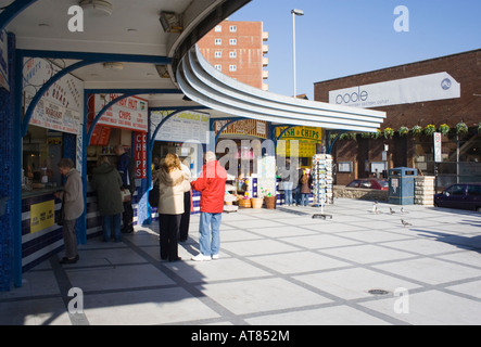 Fast-Food-Stände und Souvenir Kioske am Poole Quay. Dorset UK.  Menschen, die frühen Frühlingssonne genießen. Stockfoto