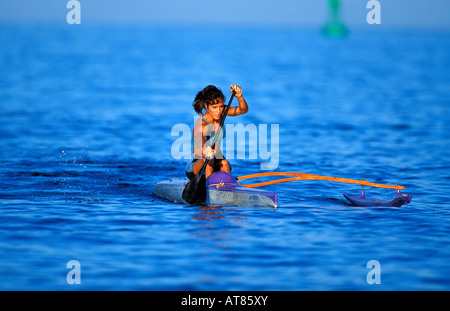 Tiare immer eine Training paddelt ihr Outrtigger Kanu vor der Küste von Kona auf Big Island von Hawaii Stockfoto