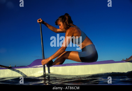 Tiare immer eine Training paddelt ihr Outrtigger Kanu vor der Küste von Kona auf Big Island von Hawaii Stockfoto