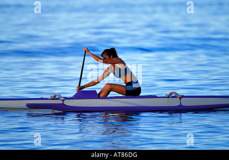 Tiare immer eine Training paddelt ihr Outrtigger Kanu vor der Küste von Kona auf Big Island von Hawaii Stockfoto