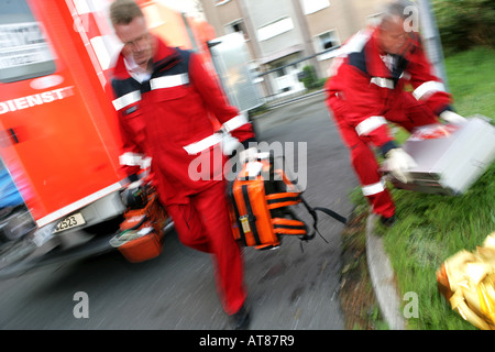 DEU, Deutschland: Rettung, Rettungsdienst, Krankenwagen, Feuerwehr. Ausbildungssituation Stockfoto