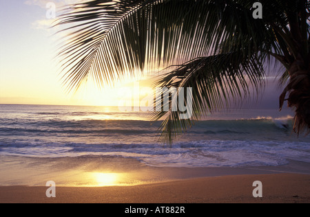 Sonnenuntergang und Reflexion im Napili Bay; Napili befindet sich südlich von Kapalua und 10 Autominuten nördlich der Stadt Lahaina, Maui, Hawaii Stockfoto