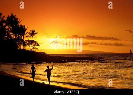 Sonnenuntergang am Strand von Maui Napili Bay, Kapalua, Westküste Stockfoto