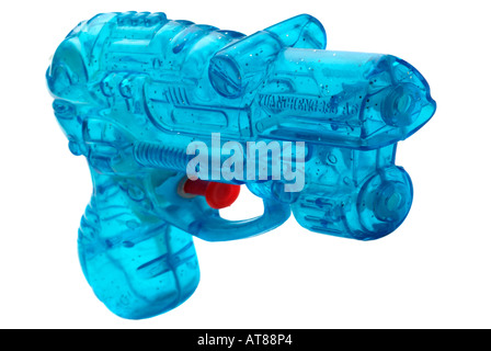 Wasserpistole Spielzeug Kunststoff Waffe Pistole Revolver Pistole ausgeschnitten weißen Hintergrund Play Fantasy Phantasie Knabe in blau männliches Kind nass Stockfoto
