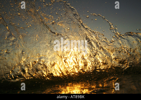 Sonnenuntergang reflektiert Weg von Spritzwasser Stockfoto