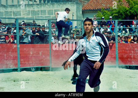 Arles France, französische männliche Teenager Matadoren bei der traditionellen Stierkampfzeremonie von Carmaque „Feria“ Bull Fighting Festival Stockfoto