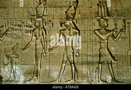 Dendera Ägypten Reliefs auf Hathor Tempel Stockfoto