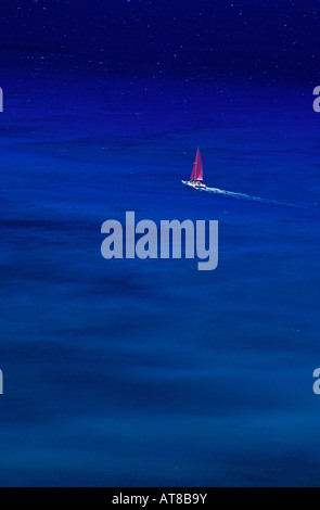 Glänzendes blaue Wasser umgibt vollständig weißen Katamaran kreuzen vor der Küste von Waikiki mit wogenden Fuschia rosa Stockfoto