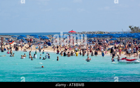 Passagiere von Kreuzfahrt Schiff Norwegian Dawn schwimmen und ruhen auf den Strand der Insel Great Stirrup Cay, Bahamas Stockfoto