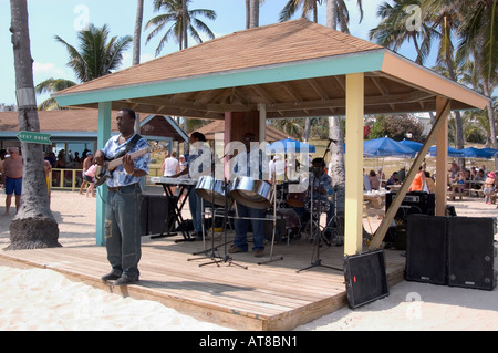 Reggae Band spielen am Strand, Insel Great Stirrup Cay, Bahamas, Westliche Karibik Stockfoto