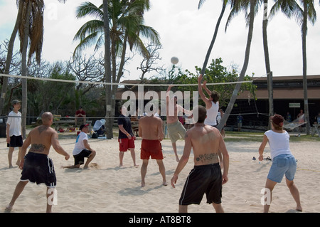 Touristen auf der Insel Great Stirrup Cay, Bahamas Strand Volleyball spielen Stockfoto