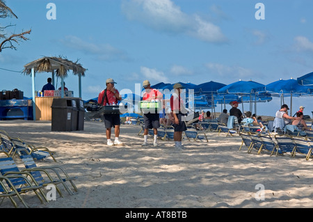 Baum-Hausierer mit alkoholfreien Getränken zu Fuß vom Strand der Insel Great Stirrup Cay, Bahamas Stockfoto
