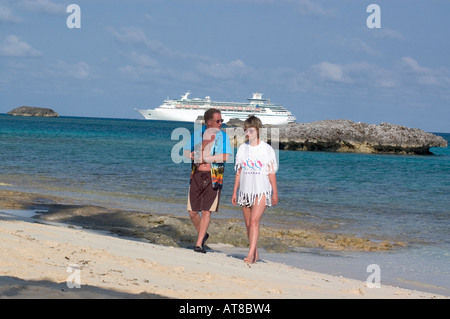 Frau und Mann zu Fuß auf die Insel Great Stirrup Cay, Bahamas-Strand Stockfoto
