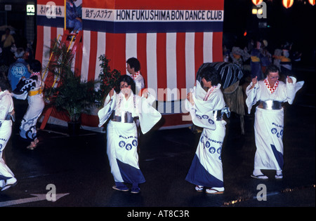 Bon-Tänzerinnen in traditionellen Kostümen achtsam bewegen mit Trommel schlagen während der japanischen kulturellen Bon-Tanz, die Toten zu Ehren Stockfoto