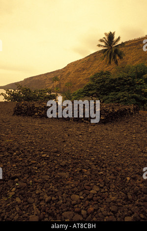 Die Steinmauern der Hikiau Heiau (Heilige Native Hawaiian Temple) auf Kealakekua Bay auf der Big Island von Hawaii. Stockfoto