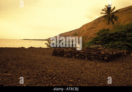 Die Steinmauern der Hikiau Heiau (Heilige Native Hawaiian Temple) auf Kealakekua Bay auf der Big Island von Hawaii. Stockfoto