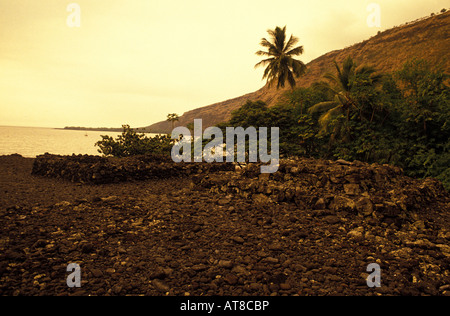 Die Steinmauern der Hikiau Heiau (Heilige Native Hawaiian Temple) auf Kealakekua Bay auf der Big Island von Hawaii. Stockfoto