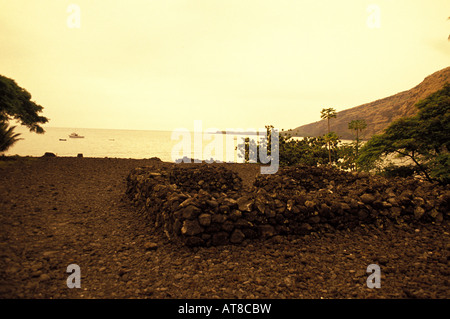 Die Steinmauern der Hikiau Heiau (Heilige Native Hawaiian Temple) auf Kealakekua Bay auf der Big Island von Hawaii. Stockfoto