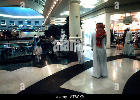 Dubai Vereinigte Arabische Emirate City Centre Shopping Mall Familien Shopping tragen traditionelle Kleidung Stockfoto