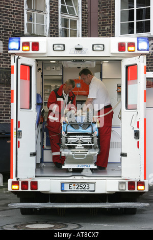 DEU, Deutschland: Rettung, Sanitäter in einem Krankenwagen LKW, Versuch der Wiederbelebung nach einem Herzstillstand. Ausbildungssituation Stockfoto