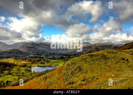 Loughrigg Tarn und Langdale Pikes aus Loughrigg Fell, Nationalpark Lake District, Cumbria, UK Stockfoto