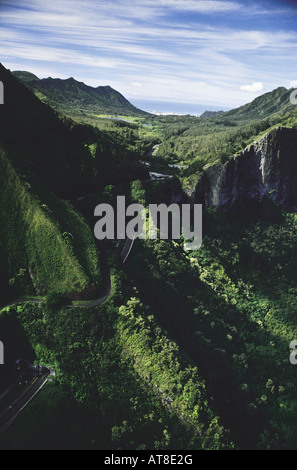 Antenne des Pali Lookout und Autobahn über der Koolau Moutain Range, Oahu Stockfoto