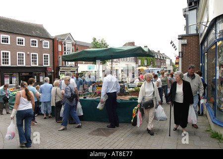 Straßenmarkt in Market Drayton Shropshire Stockfoto