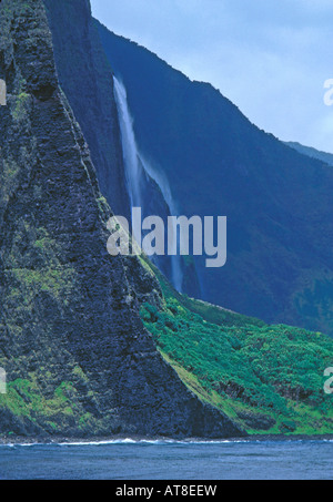 Wasserfälle und Meer im unberührten Wailau Valley, North Shore Molokai Stockfoto