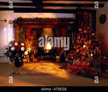 Traditionelle englische Country Cottage Inglenook Kamin dekoriert für Weihnachten Stockfoto