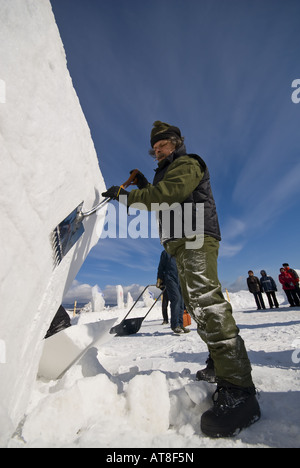 Der Künstler Leonce Emond arbeitet an einer Schneeskulptur, Charlevoix, Quebec, Kanada Stockfoto