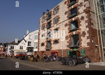 Exeter Devon Quay Bereich ist eine wichtige touristische Attraktion mit alten Pub und Fahrrad-Verleih-Geschäfte Lager Stockfoto