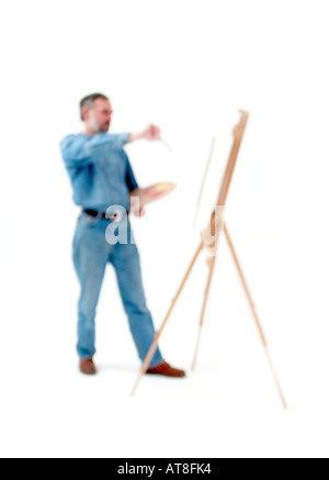 verschwommene Künstler bei der Arbeit mit Staffelei und Palette und Lack Pinsel Stockfoto