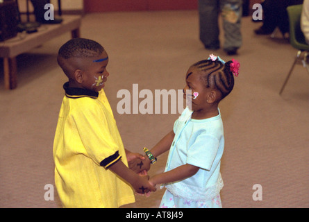 Bruder und Schwester, die Hand in Hand bei Suppenküche Ostern Abendessen Alter 5 und 6. Minneapolis Minnesota USA Stockfoto