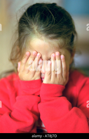 Mädchen 6 Jahre Abdeckung Augen mit Händen an Familie Hütte.  Michigan-USA Stockfoto