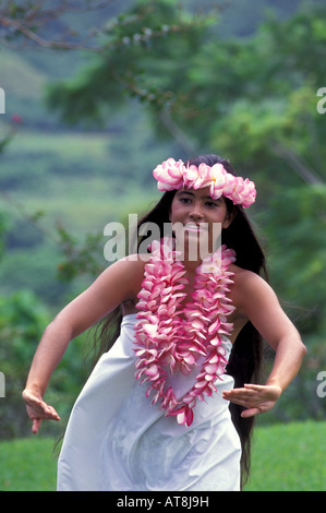 Junge Frau tanzt Hula in der Nähe der Koolau Berge tragen rosa Plumeria leis Stockfoto