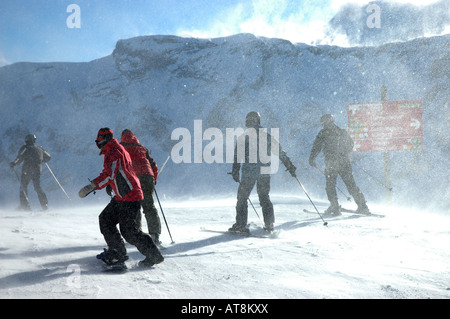 Starker Wind weht Schnee über Ski- und Snowboardfahrer Lavey Adelboden Skir Resort Berner Alpen der Schweiz Stockfoto