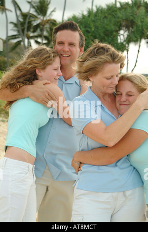 Vater und Mutter mit zwei Töchtern am Strand auf einen Familienurlaub Stockfoto