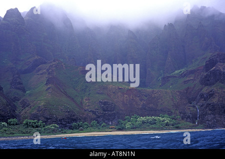 Atemberaubenden Blick auf die Welt berühmte remote Na Pali Küste am Kalalau Strand mit Wolken und Nebel, die Deckelung der zerfurchte Stockfoto