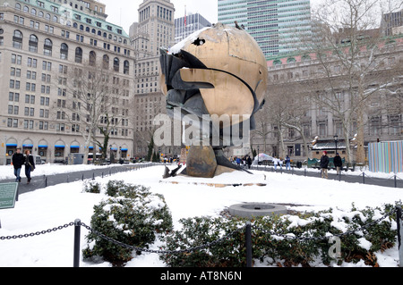 Eine Skulptur früher auf dem Platz des World Trade Center ist jetzt im Battery Park zum Gedenken an die Opfer von 9/11. Stockfoto