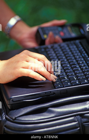 Nahaufnahme einer Frauenhand Tippen auf einen schwarzen Laptop-Computer. Stockfoto