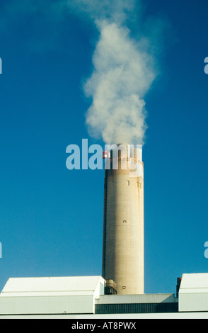 Schornstein Rauchen Aberthaw im Kraftwerk an der Glamorgan Heritage Coast-Süd-Wales Stockfoto