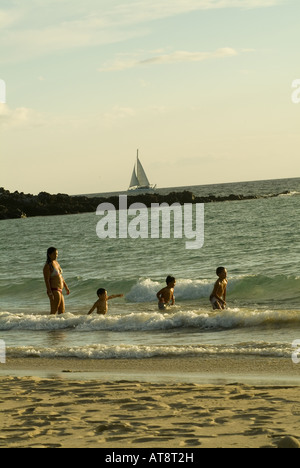 Die Familie spielt an die Ufer des Kaunaoa-Bucht, die das fabelhafte Mauna Kea Beach Hotel in Kamuela an der Nordküste Kohala Fronten. Stockfoto