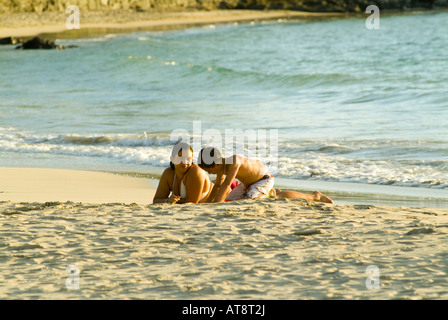 Die Familie spielt an die Ufer des Kaunaoa-Bucht, die das fabelhafte Mauna Kea Beach Hotel in Kamuela an der Nordküste Kohala Fronten. Stockfoto