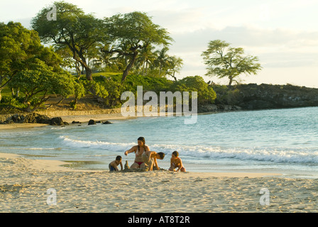 Die Familie spielt an die Ufer des Kaunaoa-Bucht, die das fabelhafte Mauna Kea Beach Hotel in Kamuela an der Nordküste Kohala Fronten. Stockfoto