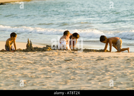 Die Familie spielt an die Ufer des Kaunaoa-Bucht, die das fabelhafte Mauna Kea Beach Hotel in Kamuela an der Nordküste Kohala Fronten. Stockfoto