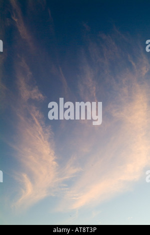 Schöne Wolkenfetzen markieren Himmel bei Sonnenuntergang an der Küste in der Nähe von Waikoloa an North Kohala Küste von Big Island von Hawaii Stockfoto