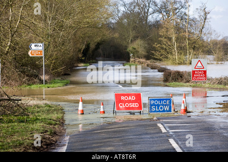 Die B4213 wurde im März 2007 aufgrund von Überschwemmungen auf der Haw Bridge in der Nähe von Apperley, Gloucestershire, Großbritannien, geschlossen Stockfoto